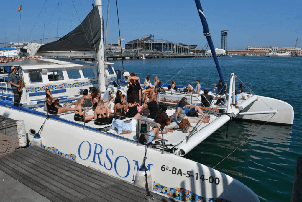 3 catamaran-orsom-team-building-empresa-barcelona-min Catamarán Orsom – Team Building sobre el Agua